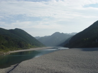 昼嶋から眺める熊野川の流れ