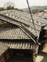 麻吉旅館の屋根瓦