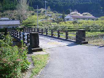 片川橋を渡る